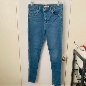 SOLD 720 Levi’s dark wash skinny jeans!